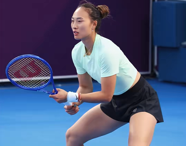 爱游戏APP-郑钦文确认复出！首秀时间曝光，短短17天签下2份代言，年入超2亿